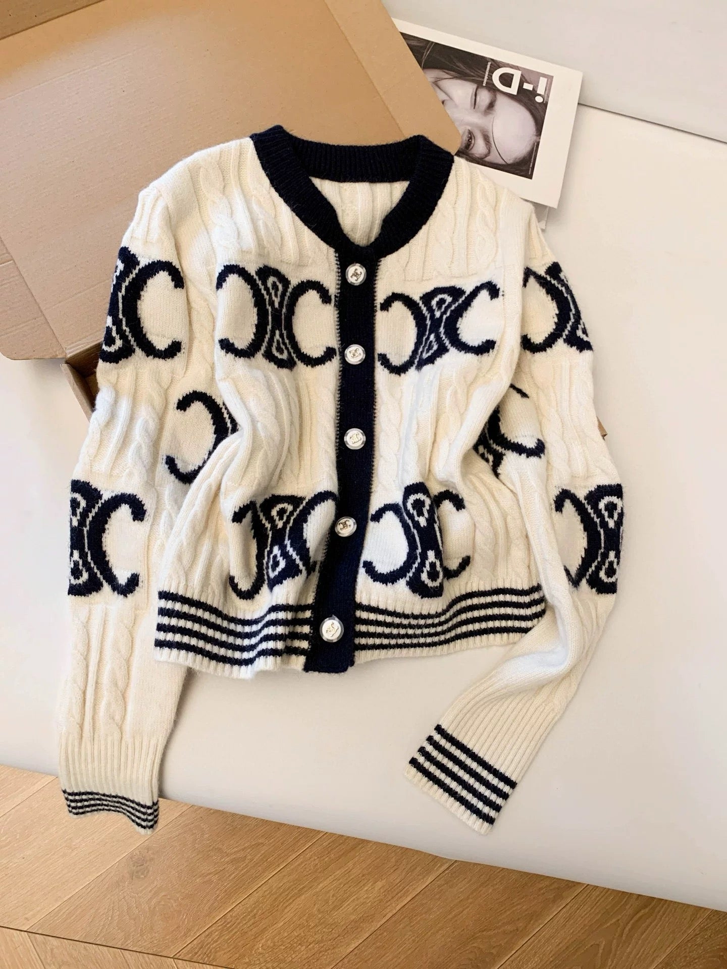 CLNE LGO STRICKJACKE